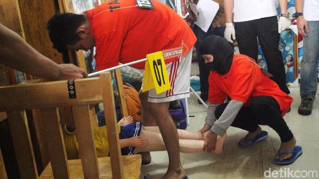 Kedua tersangka melakukan rekonstruksi saat memasukkan jasad Ciktuti ke dalam lemari