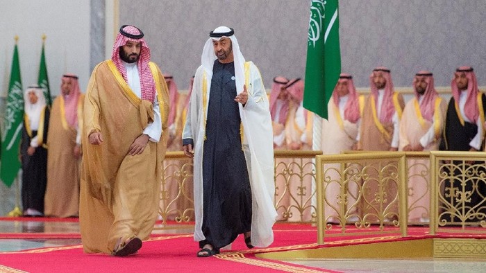 Abu Dhabis Crown Prince Sheikh Mohammed bin Zayed al-Nahyan receives Saudi Arabias Crown Prince Mohammed bin Salman Al Saud in Abu Dhabi, UAE, November 22, 2018. Picture taken November 22, 2018. Bandar Algaloud/Courtesy of Saudi Royal Court/Handout via REUTERS   ATTENTION EDITORS - THIS PICTURE WAS PROVIDED BY A THIRD PARTY