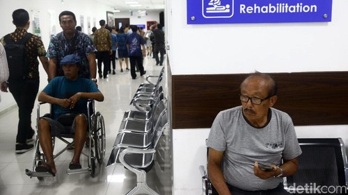 Pembukaan Gerai Mandiri Inhealth di RS Siloam Denpasar

Wakil Direktur Siloam Hospital Denpasar Dr Meike Magnasofa (kanan) didampingi Direktur Utama Mandiri Inhealth Iwan Pasila (tengah) berbincang dengan petugas di loket Mandiri Inhealth di RS Siloam Denpasar, Bali, Jumat (23/11/2018). PT. Siloam Internasional Hospital bekerjasama dengan PT. Asuransi Jiwa Inhealth Indonesia (Mandiri Inhealth) dengan membuka loket khusus Mandiri Inhealth. Grandyos Zafna/detikcom

-. Gerai khusus tersebut akan melayani peserta jaminan dengan produk-produk layanan Mandiri Inhealth mulai dari Inhealth Gold, Platinum, Diamond dan Indeminity.  

-. Sinergi ini merupakan upaya dari kedua belah pihak untuk memberikan pelayanan optimal.

-. PT. Siloam Internasional Hospital terus berusaha memberikan layanan terbaik kelas dunia untuk seluruh masyarakat Indonesia. 

-. Sepanjang kuartal 1 tahun 2018, tercatat sebanyak 750 pasien RS Siloam Denpasar adalah peserta Mandiri Inhealth.