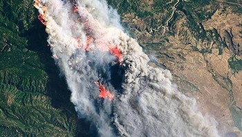 Potret satelit dari kebakaran hutan yang terjadi di California Utara, Amerika Serikat. Kebakaran itu pun disebut menjadi yang paling mematikan dalam sejarah Amerika. Istimewa/Boredpanda.