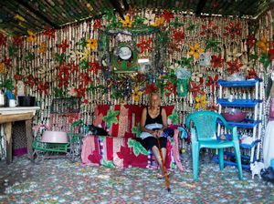Keren! Nenek 87 Tahun Bangun Rumah dari Botol Plastik