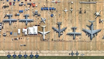 Potret Satelit dari acara Sound of Speed Airshow yang berlangsung di Missouri, Amerika Serikat. Acara ini menampilkan pertunjukan udara dari puluhan pesawat, termasuk US Navy Blue Angels, Hercules transporters C-130,  Mustangs P-51 dan Viper F-16. Istimewa/Boredpanda.