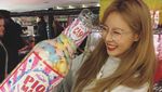 Cantiknya Alami! Ini Momen HyunA Saat Ngopi dan Makan Waffle