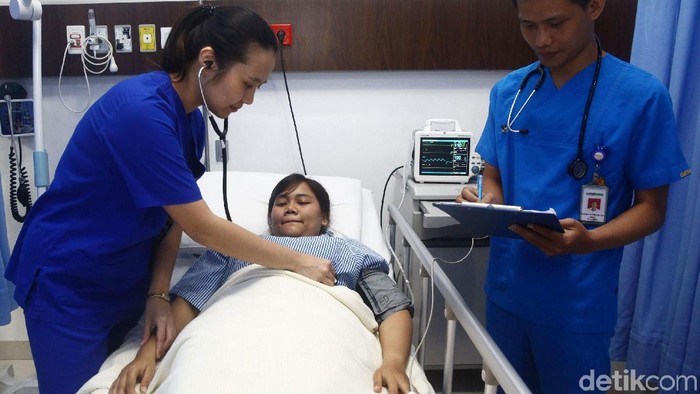 Pembukaan Gerai Mandiri Inhealth di RS Siloam Denpasar

Wakil Direktur Siloam Hospital Denpasar Dr Meike Magnasofa (kanan) didampingi Direktur Utama Mandiri Inhealth Iwan Pasila (tengah) berbincang dengan petugas di loket Mandiri Inhealth di RS Siloam Denpasar, Bali, Jumat (23/11/2018). PT. Siloam Internasional Hospital bekerjasama dengan PT. Asuransi Jiwa Inhealth Indonesia (Mandiri Inhealth) dengan membuka loket khusus Mandiri Inhealth. Grandyos Zafna/detikcom

-. Gerai khusus tersebut akan melayani peserta jaminan dengan produk-produk layanan Mandiri Inhealth mulai dari Inhealth Gold, Platinum, Diamond dan Indeminity.  

-. Sinergi ini merupakan upaya dari kedua belah pihak untuk memberikan pelayanan optimal.

-. PT. Siloam Internasional Hospital terus berusaha memberikan layanan terbaik kelas dunia untuk seluruh masyarakat Indonesia. 

-. Sepanjang kuartal 1 tahun 2018, tercatat sebanyak 750 pasien RS Siloam Denpasar adalah peserta Mandiri Inhealth.