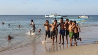 Main ke pantai dan bercengkerama bersama warga lokal (My Trip My Adventure)