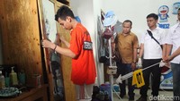 Setelah memasukkan korban, pelaku kembali menutup pintu lemari.