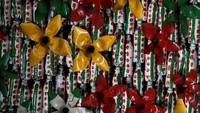 Maria menyadari limbah plastik di lingkungannya begitu banyak dan ia pun memanfaatkan limbah plastik itu untuk membangun rumahnya.