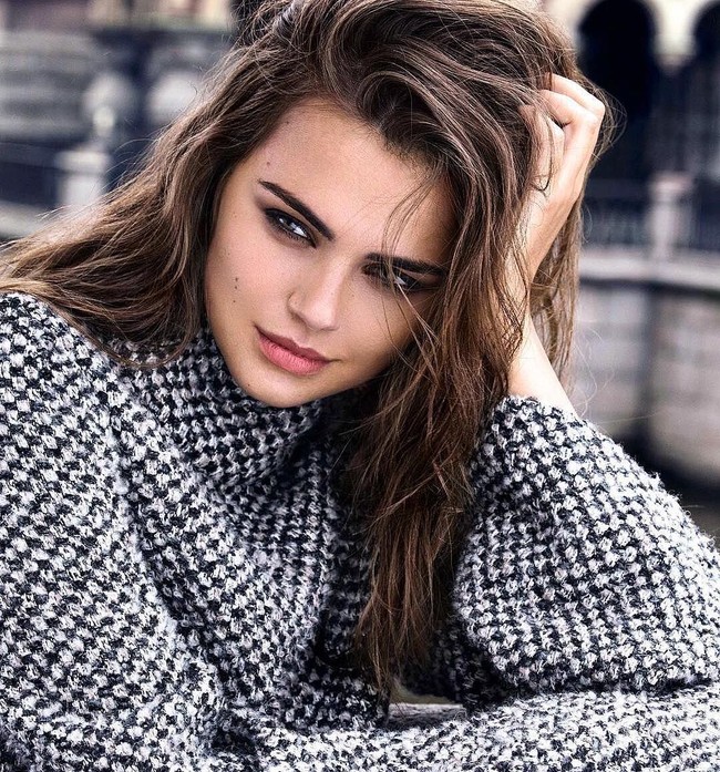 Meskipun ada desas-desus yang menyatakan jika Xenia harus melupakan pekerjaannya sebagai model serta berhenti berpose tanpa busana yang sering dilakukannya untuk Playboy, nyatanya dia baru menandatangani kontrak sebagai model untuk tiga merek. Foto: Instagram @xeniadeli