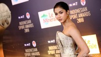 Aghniny Haque sukses mencuri perhatian saat menginjakan kaki di gold carpet Indonesian Sport Awadrs 2018.