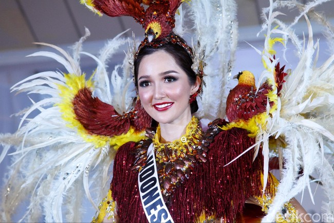 “Papua kaya akan budaya dan aku ingin angkat ini bahwa burung cendrawasih ini masih ada dan hidup di Papua dan itu yang luar biasa. Jadi kunjungi Indonesia, kunjungi wisata Indonesia kalau ingin foto dengan burungnya. Memang warna-warna pada kostum ini adalah warna burung cendrawasih,” kata Dyand Fariz ungkap filosofi yang mengisnpirasinya membuat kostum nasional Bird of Paradise. Foto: Muhammad Abduh/Wolipop