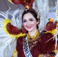 “Papua kaya akan budaya dan aku ingin angkat ini bahwa burung cendrawasih ini masih ada dan hidup di Papua dan itu yang luar biasa. Jadi kunjungi Indonesia, kunjungi wisata Indonesia kalau ingin foto dengan burungnya. Memang warna-warna pada kostum ini adalah warna burung cendrawasih,” kata Dyand Fariz ungkap filosofi yang mengisnpirasinya membuat kostum nasional Bird of Paradise. Foto: Muhammad Abduh/Wolipop