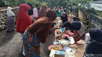Suasana hangat tercipta saat warga saling berbagi dan khusyuk saat berdoa. Menjadikan tradisi ini tetap dipertahankan sampai saat ini oleh masyarakat setempat. (Dadang/detikTravel)