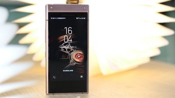 Samsung W2019 memiliki dua layar di bagian luar dan dalam.  Foto: Sina Mobile