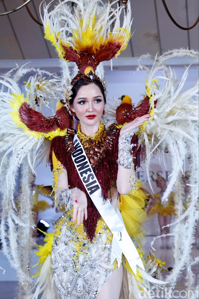 “Kita membuat konstruksinya menjelmakan menjadi satu rancangan kostum yang kostumnya itu nanti burungnya bisa bergerak-gerak sehingga seperti hidup. Jadi kita bayangin bahwa Sonia benar-benar tampil cantik dan luar biasa,” ujar Dynand. Foto: Muhammad Abduh/Wolipop