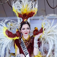 “Kita membuat konstruksinya menjelmakan menjadi satu rancangan kostum yang kostumnya itu nanti burungnya bisa bergerak-gerak sehingga seperti hidup. Jadi kita bayangin bahwa Sonia benar-benar tampil cantik dan luar biasa,” ujar Dynand. Foto: Muhammad Abduh/Wolipop