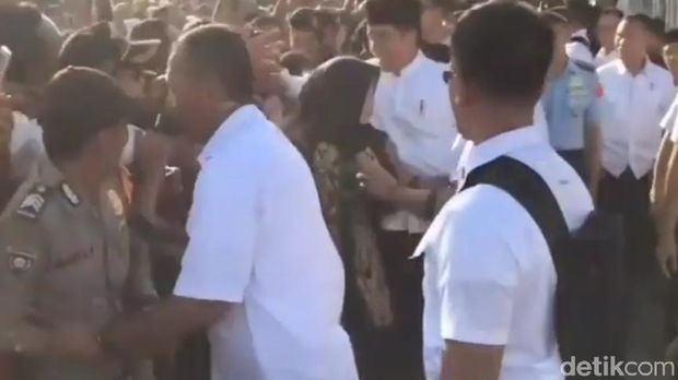 Momen Tangan Jokowi 'Digeret' Warga Saat Kunjungi Ponpes di Lampung