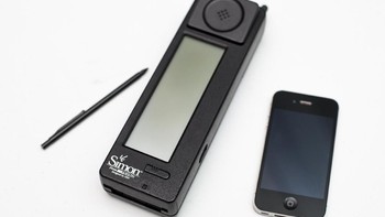 Begini penampakan IBM Simon di samping sebuah perangkat iPhone 4s yang relatif lebih kekinian. (Foto: Getty Images/Rob Stothard)