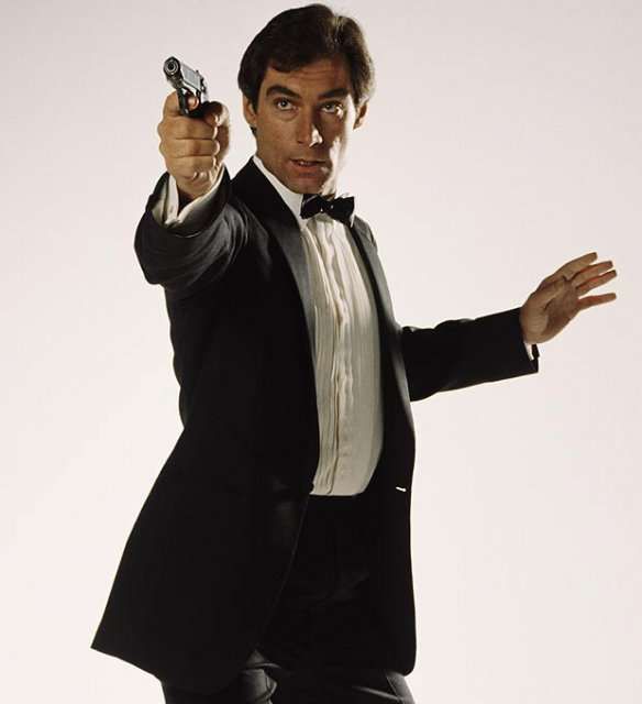 Timothy Dalton berperan sebagai James Bond