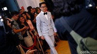 Selanjutnya ada Kevin Sanjaya yang langsung disambut teriakan histeris dari para tamu.