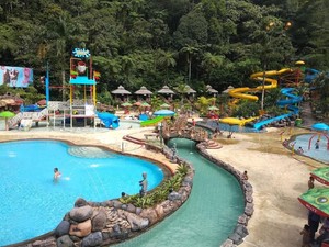 Berenang Bareng Buaya di Safari Water Park Bogor, Siapa Berani?
