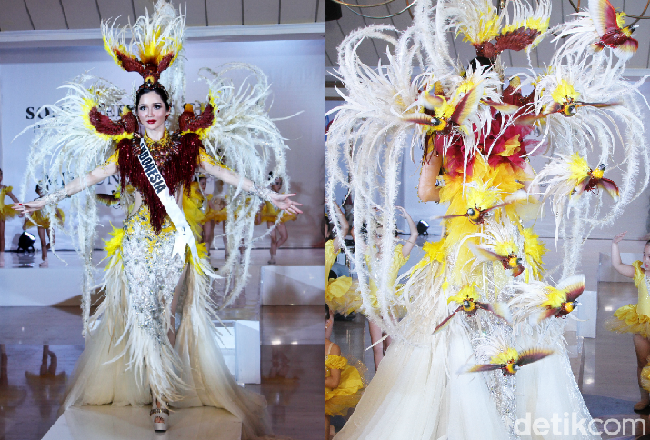 Uniknya, pada bagian belakang kostum nasional Bird of Paradise ini dialiri listrik, sehingga replika burung-burungnya bisa bergerak mengepakkan sayap. Ada replika 10 burung cendrawasih yang berada di bagian belakang. Sementara itu ada dua replika burung di sisi kiri dan kanan serta satu di atas kepala. Sonia pun siap memberikan hasil yang terbaik sebagai perwakilan Indonesia untuk Miss Universe 2018 nanti. Foto: Muhammad Abduh/Wolipop