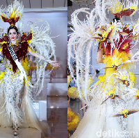 Uniknya, pada bagian belakang kostum nasional Bird of Paradise ini dialiri listrik, sehingga replika burung-burungnya bisa bergerak mengepakkan sayap. Ada replika 10 burung cendrawasih yang berada di bagian belakang. Sementara itu ada dua replika burung di sisi kiri dan kanan serta satu di atas kepala. Sonia pun siap memberikan hasil yang terbaik sebagai perwakilan Indonesia untuk Miss Universe 2018 nanti. Foto: Muhammad Abduh/Wolipop