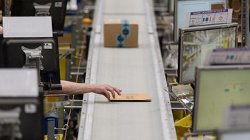 Kemudian diletakkan di conveyor belt untuk dipilah-pilah sesuai tempat tujuan. Foto: Getty Images