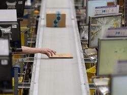 Suasana Gudang Toko Online Terbesar Dunia Sambut Black Friday