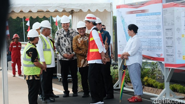 Iriana Jokowi mengikuti gaya sang suami tampil kasual bersneakers di Lampung. Sama-sama memakai kemeja putih dan jeans, sneakers Iriana mencuri atensi dengan warna merah dari Gucci. Sepatu tersebut merupakan seri Ace embroidered sneaker yang di situs resmi Gucci tertulis dijual seharga US$ 650 atau sekitar Rp 9,4 juta. Foto: Ibu Negara Iriana Jokowi turut mendampingi Presiden Jokowi di Lampung. (Andhika-detikcom)
