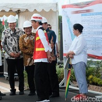 Iriana Jokowi mengikuti gaya sang suami tampil kasual bersneakers di Lampung. Sama-sama memakai kemeja putih dan jeans, sneakers Iriana mencuri atensi dengan warna merah dari Gucci. Sepatu tersebut merupakan seri Ace embroidered sneaker yang di situs resmi Gucci tertulis dijual seharga US$ 650 atau sekitar Rp 9,4 juta. Foto: Ibu Negara Iriana Jokowi turut mendampingi Presiden Jokowi di Lampung. (Andhika-detikcom)