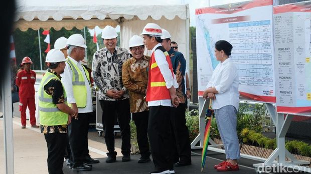 Gaya Iriana Pakai Sneakers Temani Jokowi Kunker ke Lampung