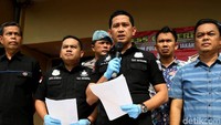 Kasat Reskrim Polres Metro Jakarta Barat AKBP Edy Suranta Sitepu menerangkan Handy Musawan memberi kuasa kepada Hercules untuk menjual 4 bidang tanah di Kalideres. Namun kuasa ini diberikan dengan menyertakan putusan tahun 2003, bukan putusan terbaru soal status tanah pada tahun 2009. Putusan itu menyebut lahan di Kalideres milik PT Nila Alam.