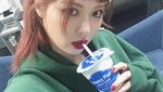 Cantiknya Alami! Ini Momen HyunA Saat Ngopi dan Makan Waffle