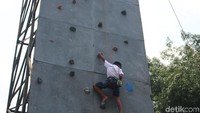 Tidak hanya olahraga itu saja, bahkan untuk kalian para pencinta alam, olahraga panjat tebing (wall climbing) satu ini juga bisa lho dinikmati di Sempur. (Foto: Kireina/detikHealth)  