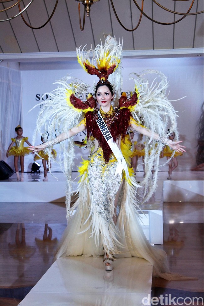 Tema kostum nasional yang diciptakan oleh desainer dari Jember Fashion Carnaval, Dynand Fariz ini menggambarkan keelokan burung cendrawasih atau sering dijuluki Bird of Paradise (Burung Surga), keindahan dan keeksotisan warna serta geraknya yang anggun mampu menghipnotis siapapun yang melihatnya. Foto: Muhammad Abduh/Wolipop