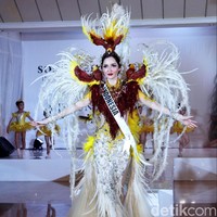 Tema kostum nasional yang diciptakan oleh desainer dari Jember Fashion Carnaval, Dynand Fariz ini menggambarkan keelokan burung cendrawasih atau sering dijuluki Bird of Paradise (Burung Surga), keindahan dan keeksotisan warna serta geraknya yang anggun mampu menghipnotis siapapun yang melihatnya. Foto: Muhammad Abduh/Wolipop