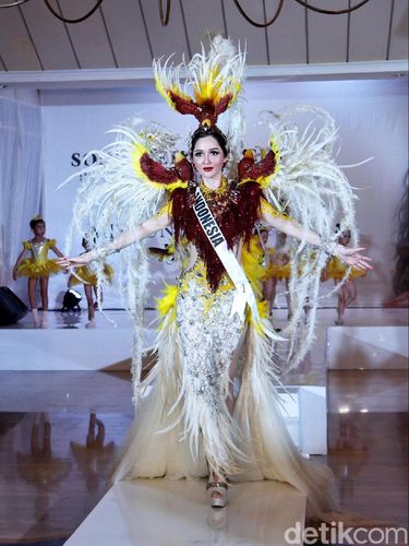 Sonia Fergina Citra akan mewakili Indonesia di Miss Universe 2018 pada Desember nanti. Pemenang Puteri Indonesia 2018 ini memakai kostum nasional burung cendrawasih.