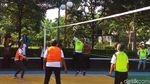 Sri Mulyani Main Voli Pakai Kacamata Hitam, Silau Bu?