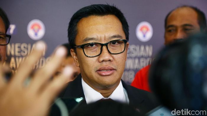 Menpora Imam Nahrawi kembali menyerahkan bonus pada atlet berprestasi (Muhammad Ridho/detikSport) Menpora Imam Nahrawi kembali menyerahkan bonus pada atlet berprestasi (Muhammad Ridho/detikSport)