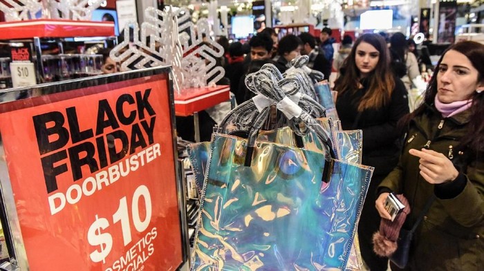 Black Friday adalah hari pesta belanja terbesar di Amerika Serikat (AS) dalam setahun. Di Black Friday, orang-orang bisa mendapatkan tawaran harga super miring untuk produk-produk seperti pakaian, kecantikan dan komestik, mainan, laptop, hingga peralatan rumah tangga dan alat dapur.