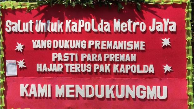  Kabid Humas Polda Metro Jaya Kombes Argo Yuwono mengatakan karangan bunga itu bentuk spontanitas warga dalam mengapresiasi kinerja polisi. 