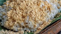 Ketan kukus yang pulen ini khas Yogyakarta. Ditaburi kelapa parut dan kedelai bubuk yang gurih enak. Foto : Instagram @voilajogja