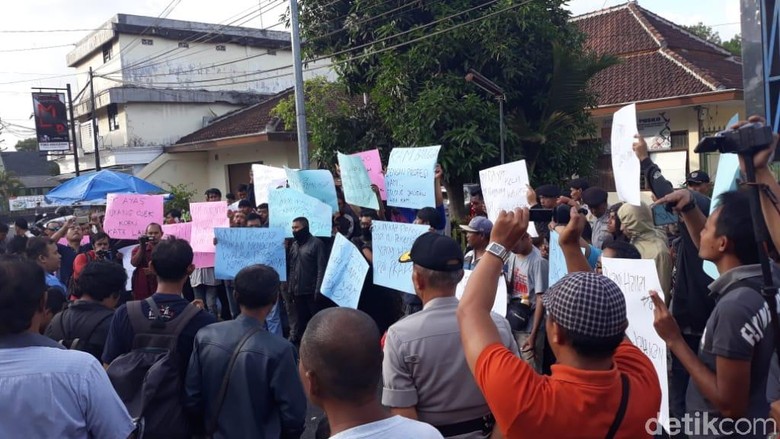 Ratusan Ojek Online di Malang Tuntut Prabowo Minta Maaf Ratusan Ojek Online di Malang Tuntut Prabowo Minta Maaf