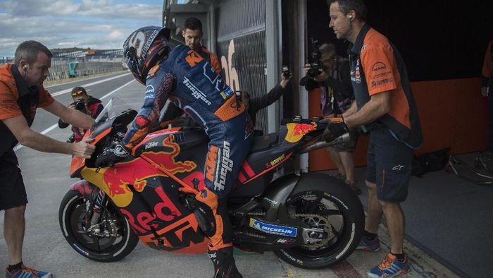 Johann Zarco menjajal motor RC16 KTM di tes MotoGP Valencia. (Foto: Mirco Lazzari gp/Getty Images) Johann Zarco menjajal motor RC16 KTM di tes MotoGP Valencia. (Foto: Mirco Lazzari gp/Getty Images)