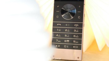 Ponsel ini masih menyertakan keyboard fisik di bagian dalamnya. Foto: Sina Mobile
