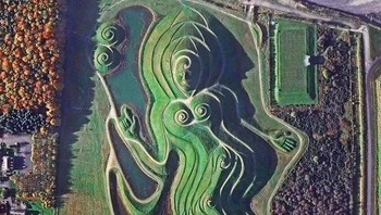 Northumberlandia atau dikenal juga dengan Lady of the North adalah sebuah patung wanita berukuran besar yang berada di dekat kota Cramlington di Inggris utara. Patung yang selasai dibangun pada tahun 2012 ini terbuat dari 1,5 juta metrik ton bumi dengan tinggi mencapai 34 meter dan panjang 400 meter. Istimewa/Boredpanda.