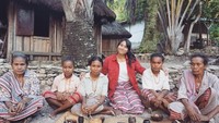 Bersama wanita-wanita Indonesia, Efinda berpose sebelum memasak. Dari kain tenun yang dikenakan, tampaknya mereka dari Timur Indonesia ya. Ada yang tahu ini di mana? Foto: instagram @findaandrian