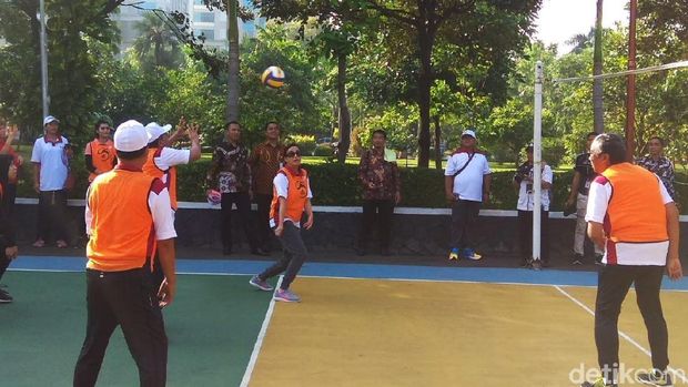 Cari Keringat, Sri Mulyani Main Voli Lawan Bos OJK