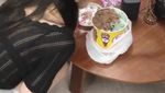 Cantiknya Alami! Ini Momen HyunA Saat Ngopi dan Makan Waffle