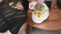 Pasti banyak yang nggak nyangka kan kalau si cantik HyunA juga penyuka es krim. Saking sukanya, ia melahap satu pin es krim berukuran besar. Foto: Instagram hyunah_aa